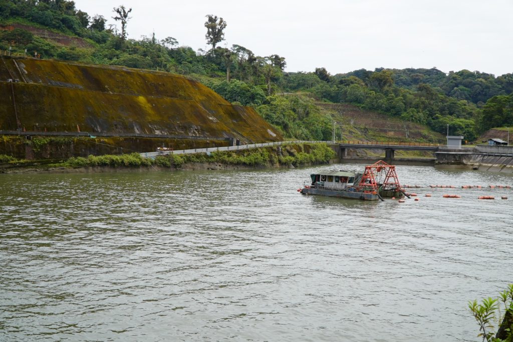 El emblase compensador almacena 800.000 metros cúbicos de agua. Foto: Sinohydro