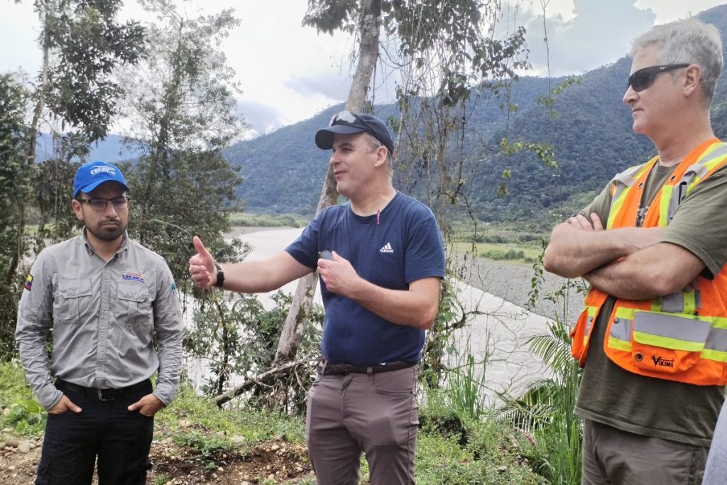 Especialistas de la CELEC EP y técnicos de USACE recorrieron la zona de la erosión regresiva del río Coca y verificaron el avance en la construcción del dique permeable.
